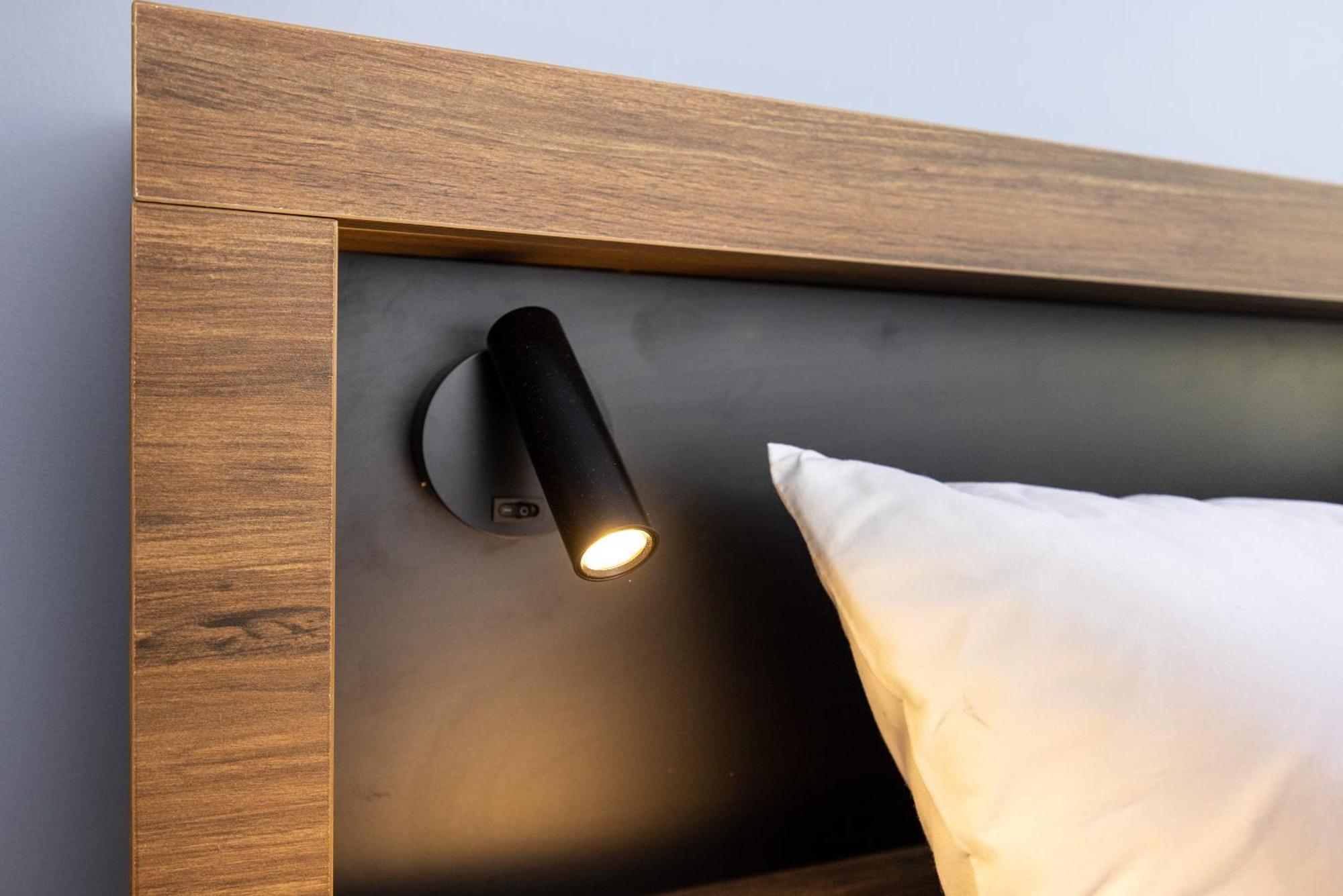 Haka House Rotorua Hostel Ngoại thất bức ảnh A wall-mounted reading light