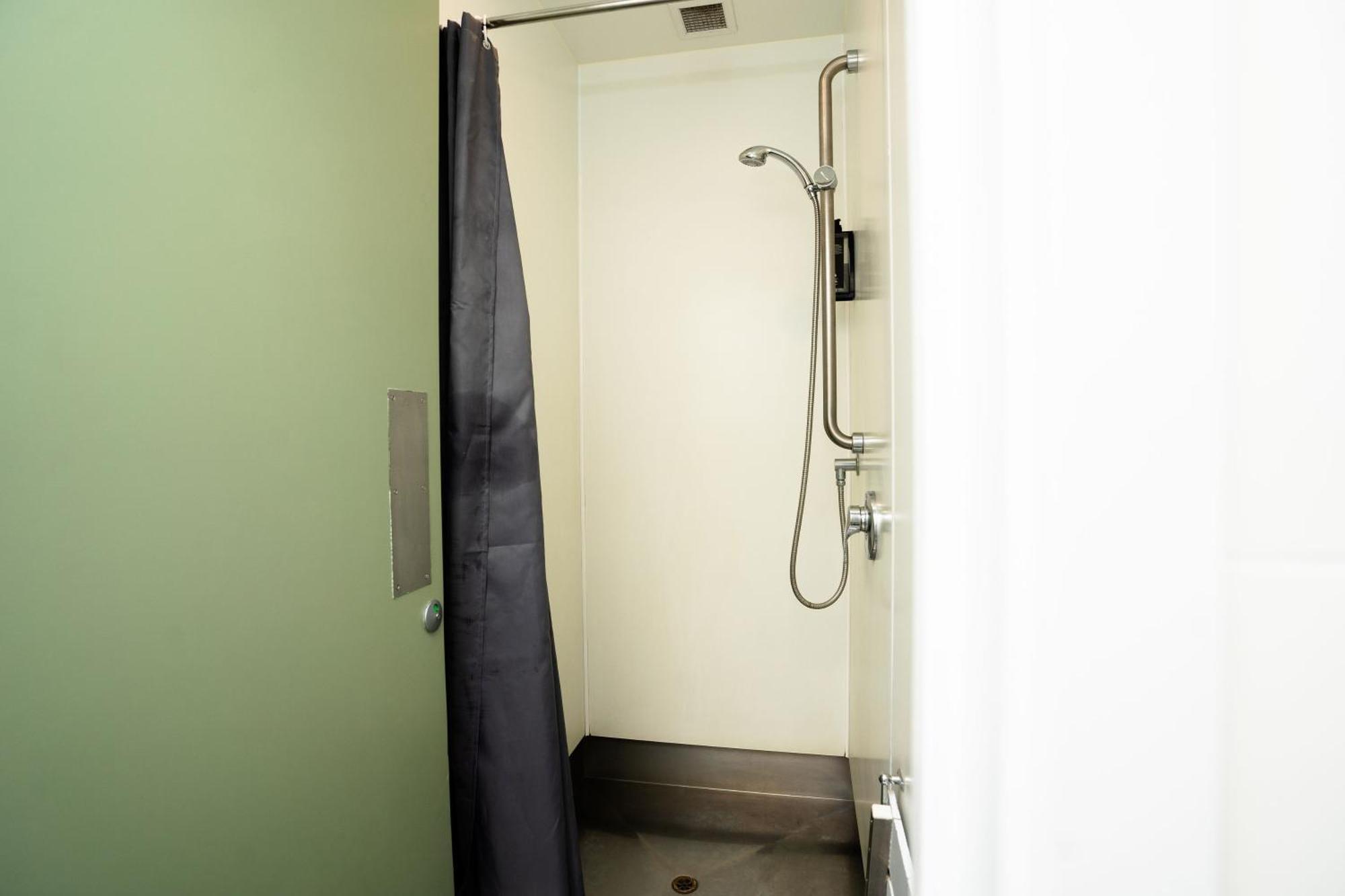 Haka House Rotorua Hostel Phòng bức ảnh A shower cubicle