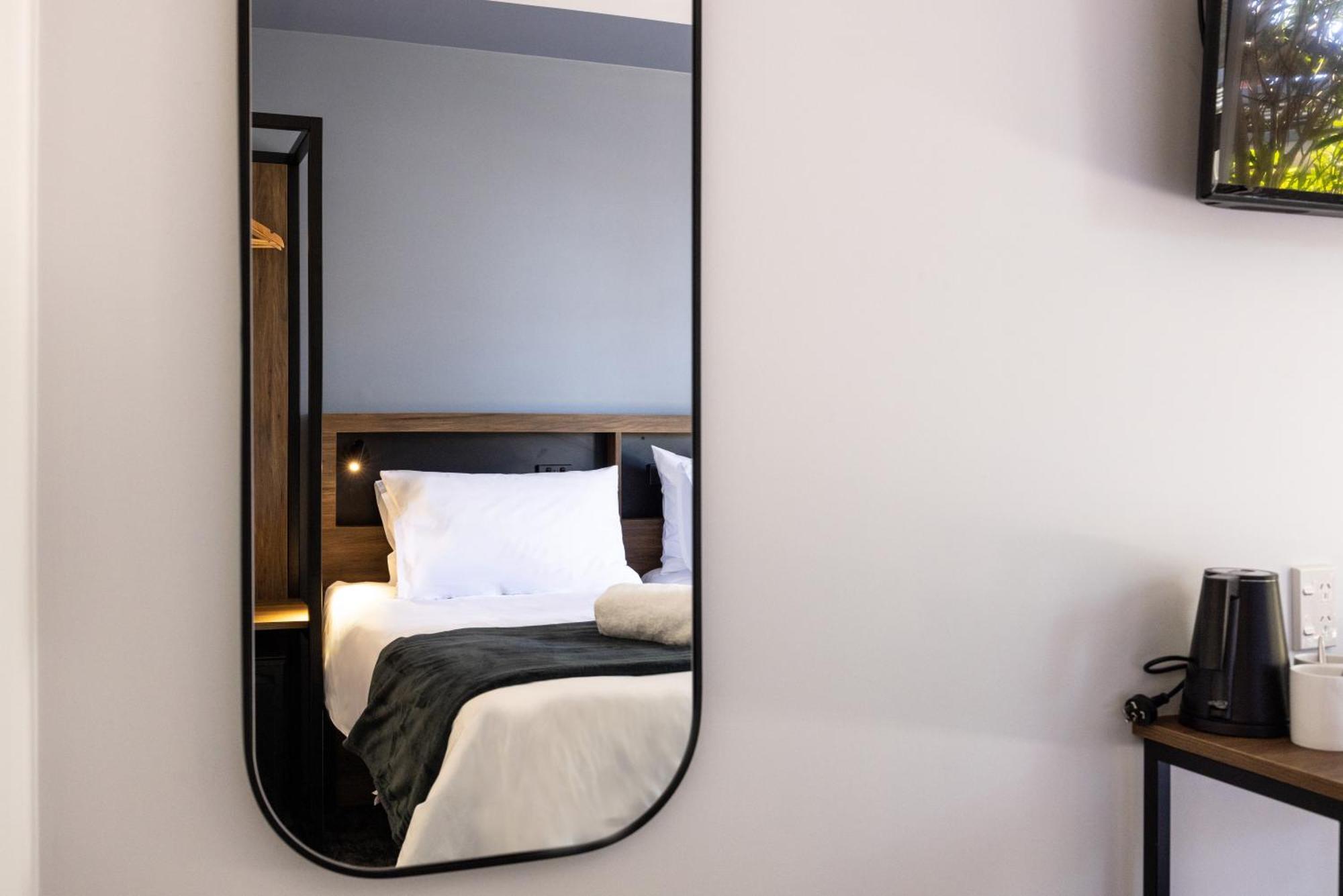 Haka House Rotorua Hostel Ngoại thất bức ảnh A mirror