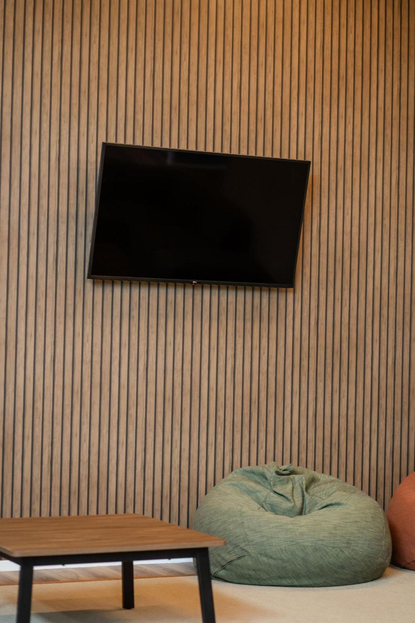 Haka House Rotorua Hostel Ngoại thất bức ảnh A wall mounted television